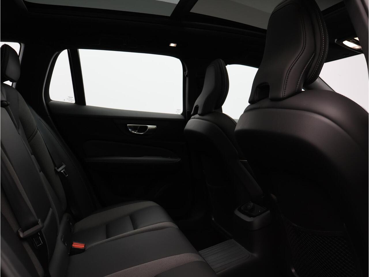 Volvo V60 T6 AWD Plug-in hybrid Plus Dark / Trekhaak / Pan. dak / 360 camera / Stoel+stuur+voorruit+achterbankverwarming