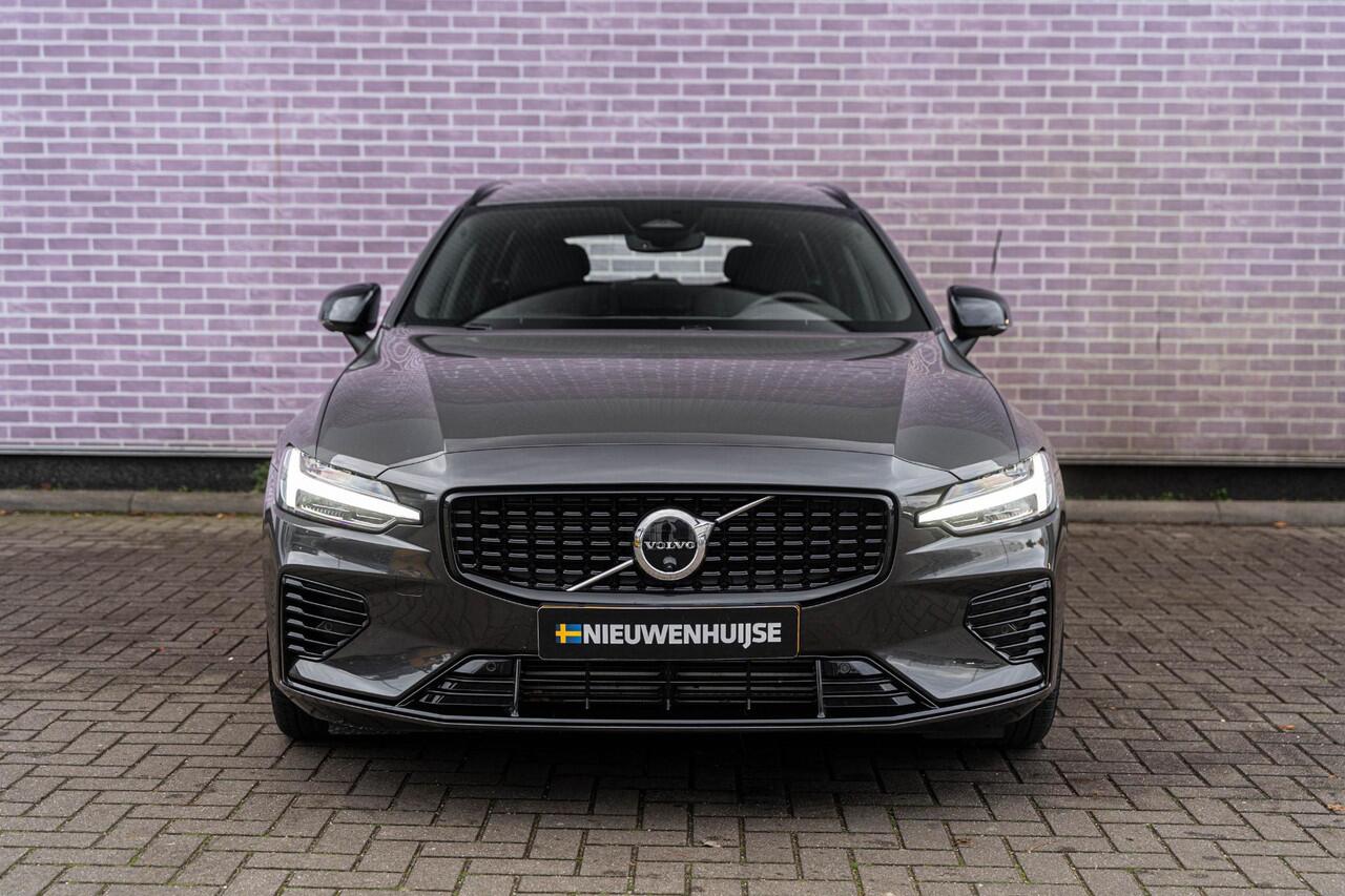 Volvo V60 T6 Plug-in hybrid AWD Plus Dark | Harman Kardon Audio | Trekhaak | Stoel- / Stuurverwarming Voor + Achter | 360 Camera | Adaptive Cruise | Long Range | Google | Carplay | Dodehoekdetectie