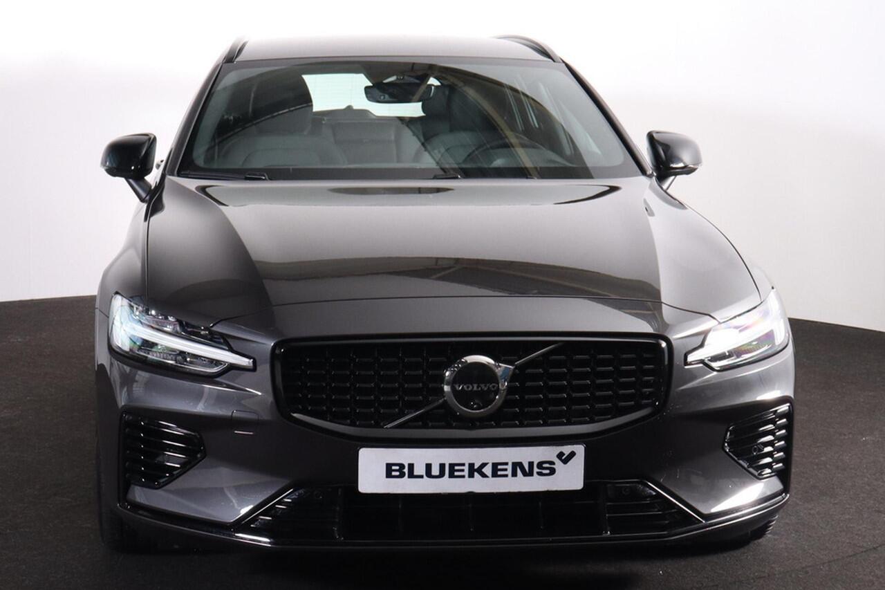 Volvo V60 T6 Recharge AWD Plus Dark - IntelliSafe Assist & Surround - 360º Camera - Harman/Kardon audio - Verwarmde voorstoelen, stuur & achterbank - Parkeersensoren voor & achter - Elektr. bedienb. voorstoelen met geheugen - Elektr. inklapbare trekhaak - 18' LMV