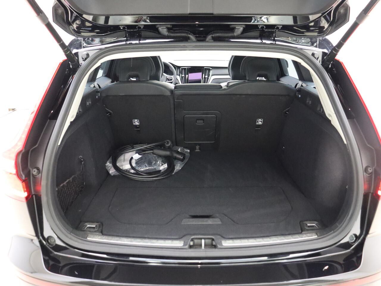 Volvo V60 T6 350pk AWD Ultra Dark / Panorama dak / Harman en Kardon Audio / Elektr. stoelen met geheugen / HUD / 19'' velgen / Lederen dashboard /