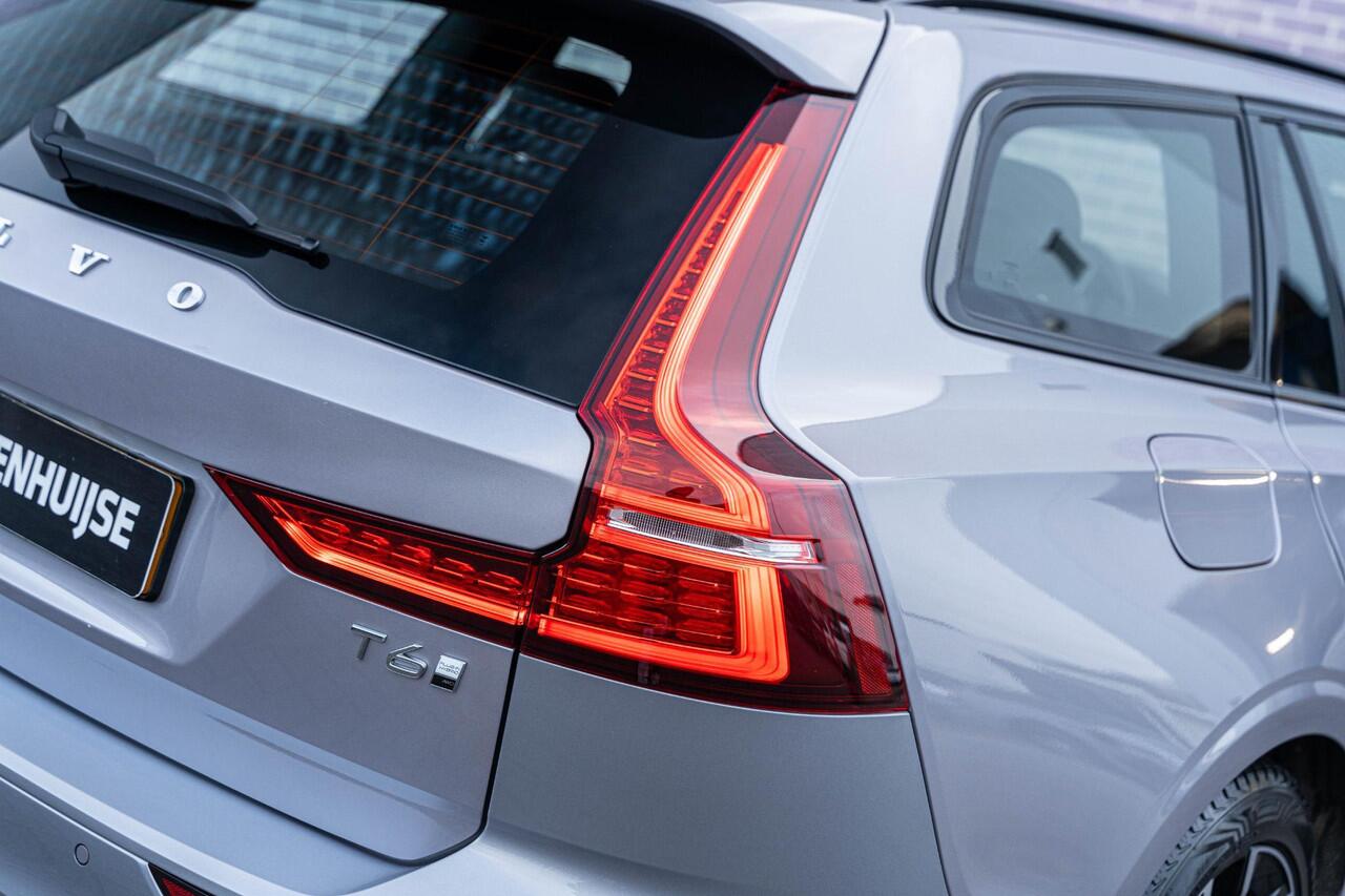 Volvo V60 2.0 T6 Plug-in hybrid AWD Plus Dark Elektrisch verstelbare stoelen | Harmon Kardon | Sportstoelen| Electrisch inklapbare Trekhaak | 360 Camera | Verwarmbare Voorruit