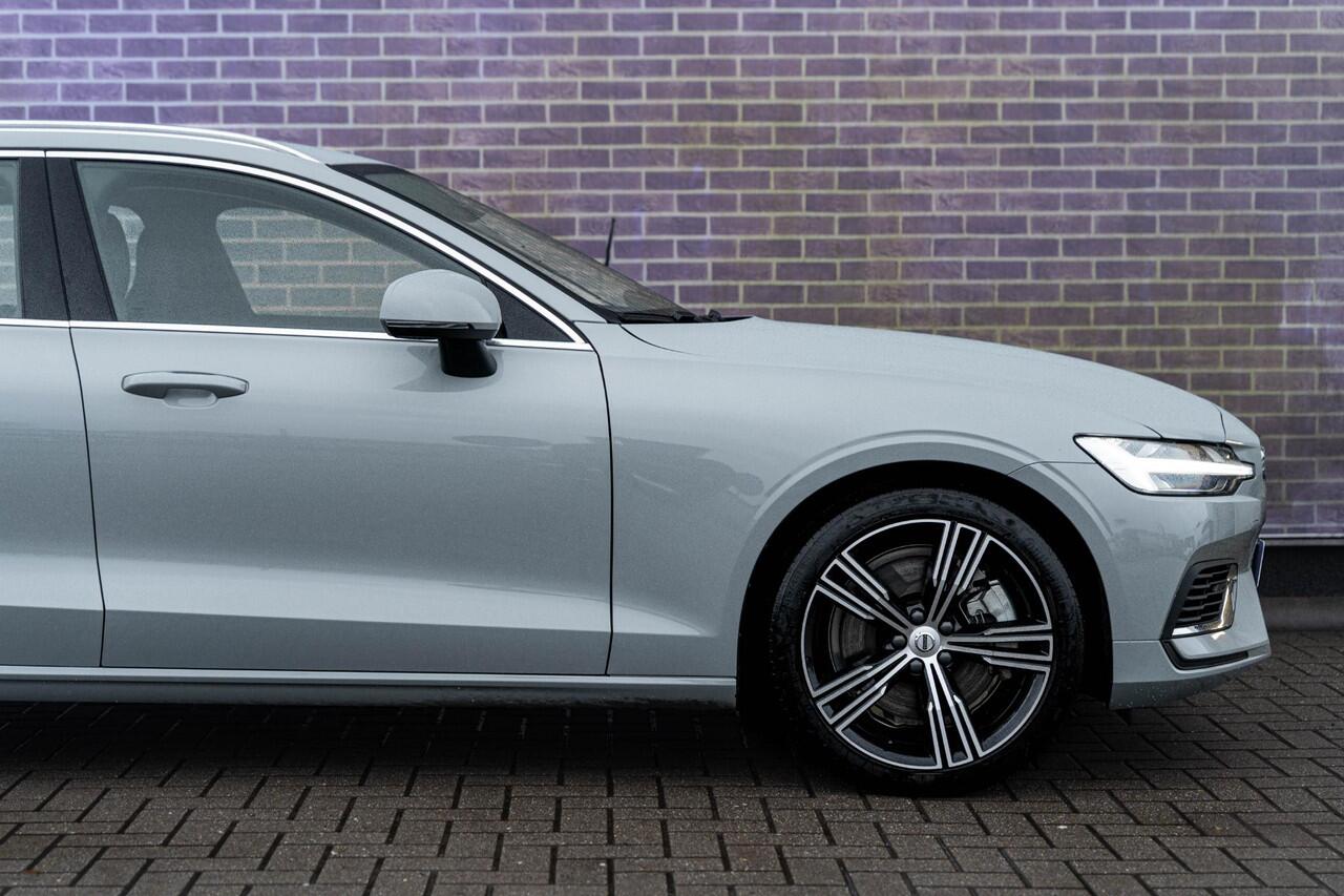 Volvo V60 T6 Plug-in hybrid AWD Essential Bright | Trekhaak | Lederen bekleding | 19" velgen | Google Maps navigatie | Apple Carplay / Android Auto | LED koplampen |