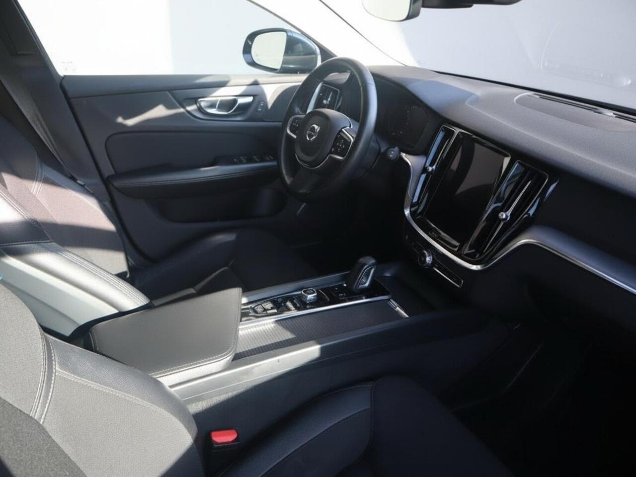 Volvo V60 2.0 B3 Business Pro | Clima | Cruise adapt. | Apple Carplay/Navi | PDC | IntelliSafe |