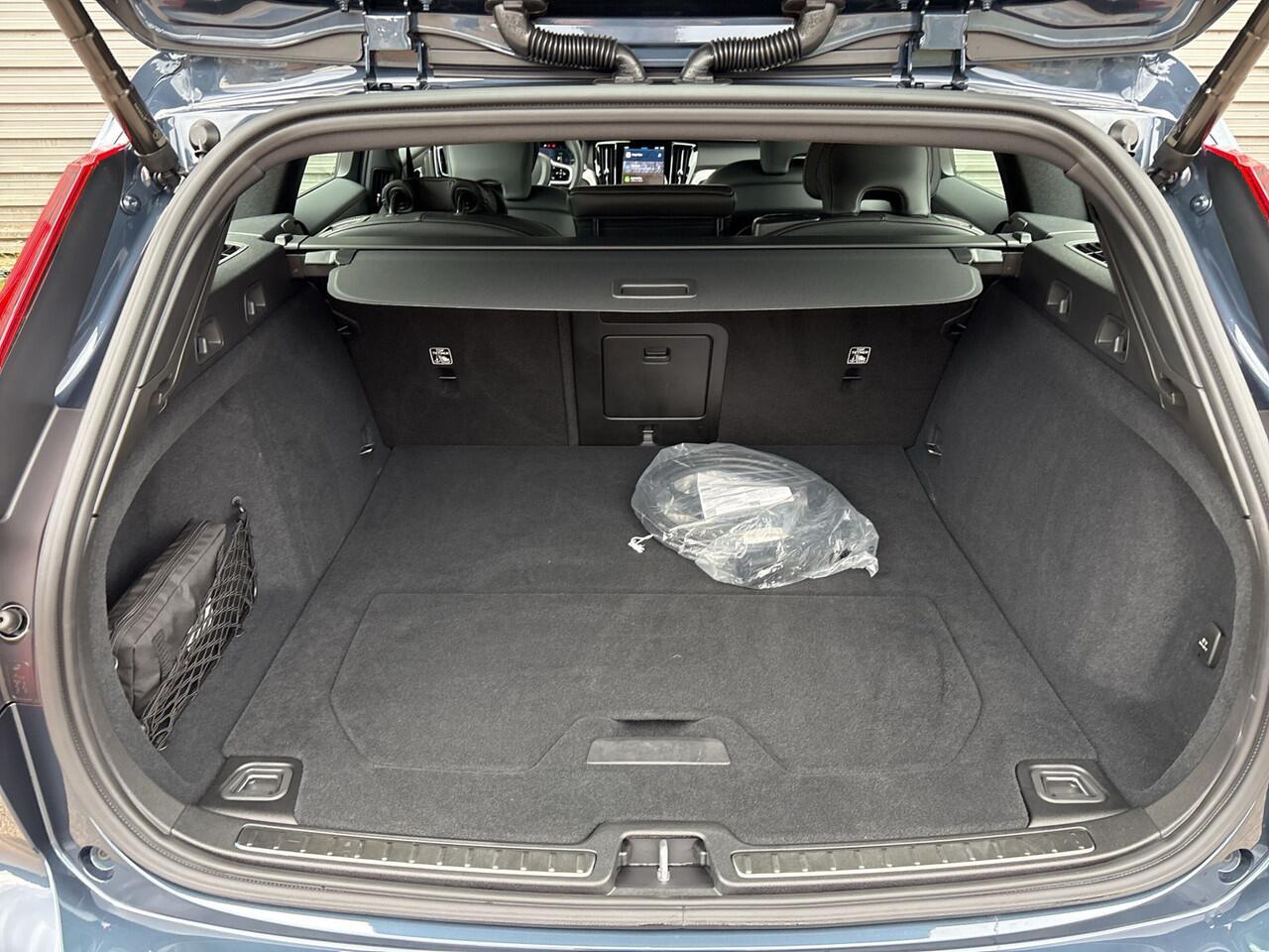 Volvo V60 T6 Plug-in hybrid AWD Plus Dark / Rondomzichtcamera / Elektr. inklapbare trekhaak / Harman/Kardon /