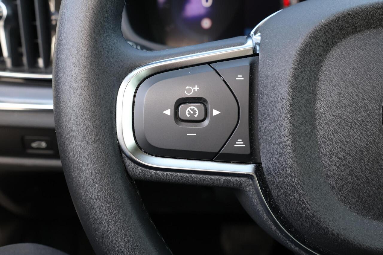 Volvo V60 B3 Essential Edition - IntelliSafe Assist & Surround - Parkeercamera achter - Verwarmde voorstoelen, stuur & achterbank - Parkeersensoren voor & achter - Draadloze tel. lader - High Performance audio - Elektr. inklapbare trekhaak - 18' LMV