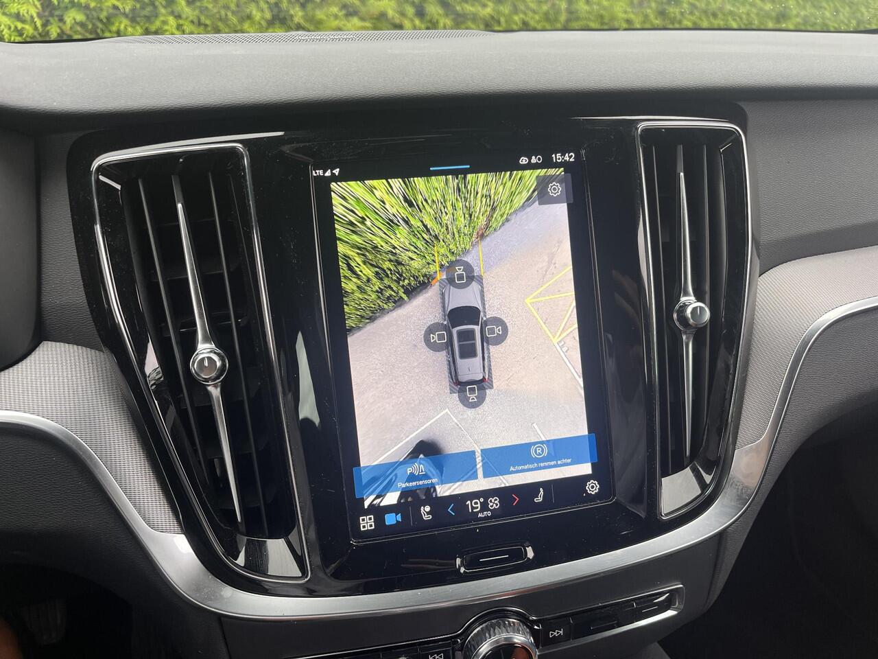 Volvo V60 T6 Plug-in hybrid AWD Plus Dark | Pilot Assist | Trekhaak | H&K Audio | 360 Camera