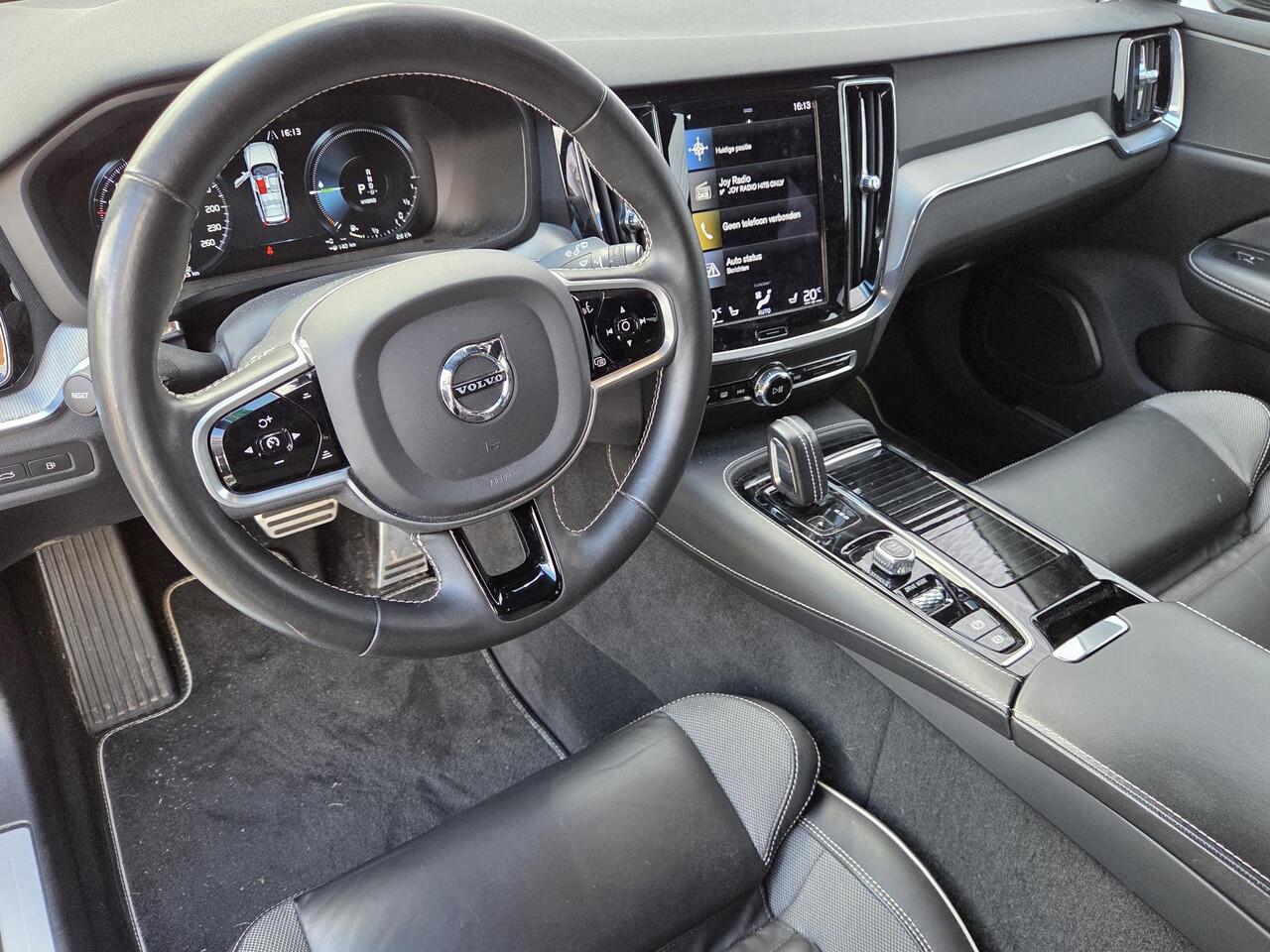 Volvo V60 T6 Plug-in Hybride AWD R-Design | Black Edition | Adaptive Cruise Control | Stoel- en stuurverwarming | Sportstoelen | Getint glas | Dode hoek detectie BLIS | Keyless |