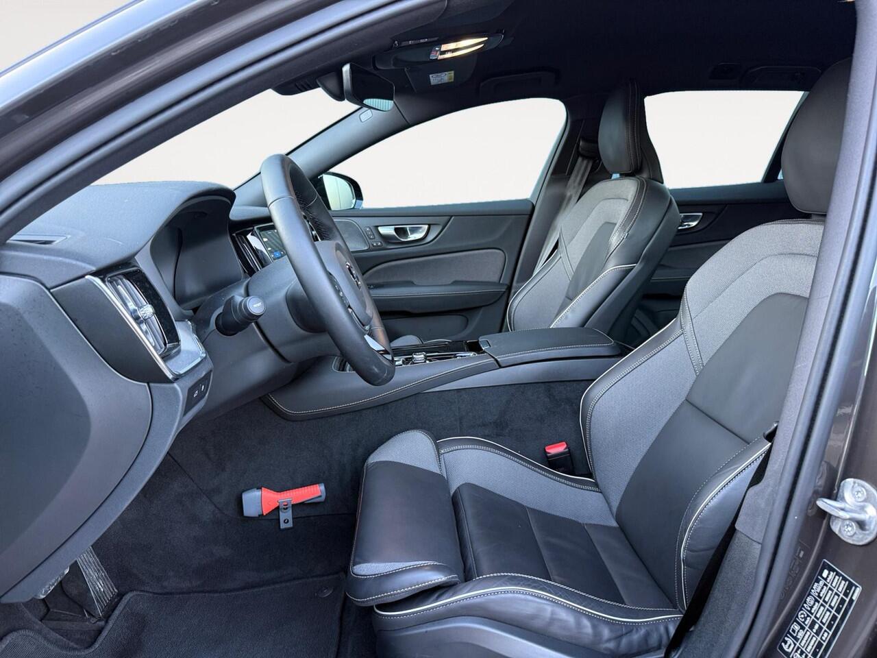 Volvo V60 2.0 T6 Plug-in hybrid AWD Plus Dark | Trekhaak | 360 graden camera | Verwarmde voorruit | Sportstoelen |