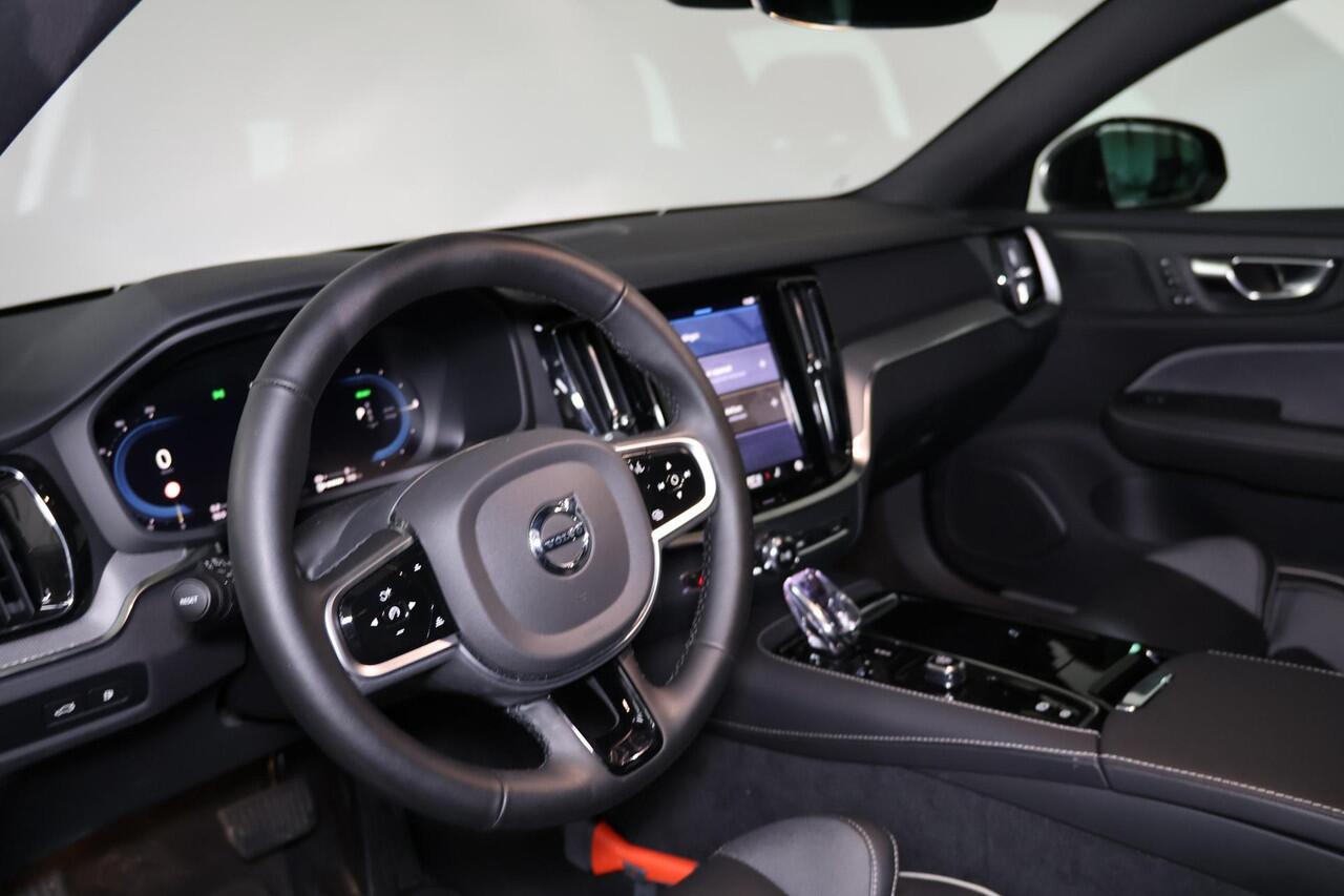 Volvo V60 T6 Recharge AWD Plus Dark - IntelliSafe Assist & Surround - 360º Camera - Harman/Kardon audio - Verwarmde voorstoelen, stuur & achterbank - Parkeersensoren voor & achter - Elektr. bedienb. voorstoelen met geheugen - Elektr. inklapbare trekhaak - 18' LMV