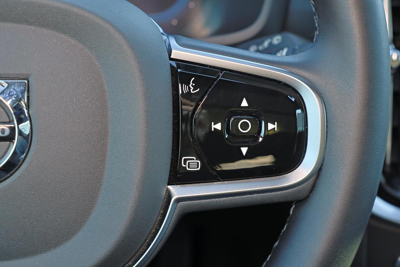 Volvo V60 T6 Recharge AWD Plus Dark - Panorama/schuifdak - IntelliSafe Assist & Surround - 360º Camera - Harman/Kardon audio - Adaptieve LED koplampen - Verwarmde voorstoelen, stuur & achterbank - Parkeersensoren voor & achter - Elektr. bedienb. voorstoelen met geh