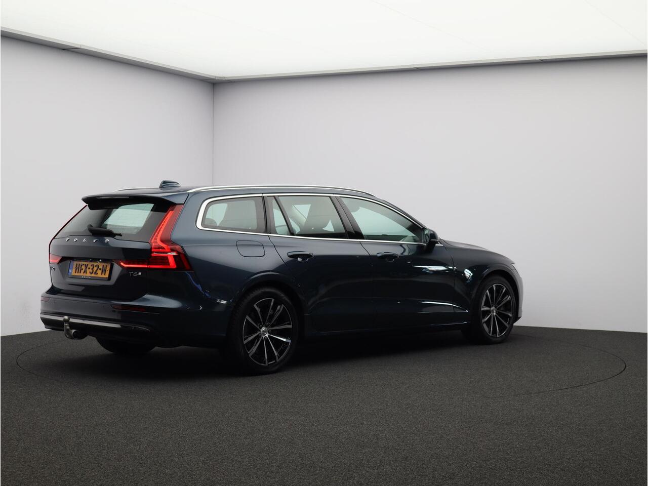 Volvo V60 2.0 T6 Plug-in hybrid AWD Essential Bright / Trekhaak / Lederen Bekleding / Adaptive Cruise / Stoel+Stuurverwarming / BLIS / Pilot Assist / Parkeercamera /