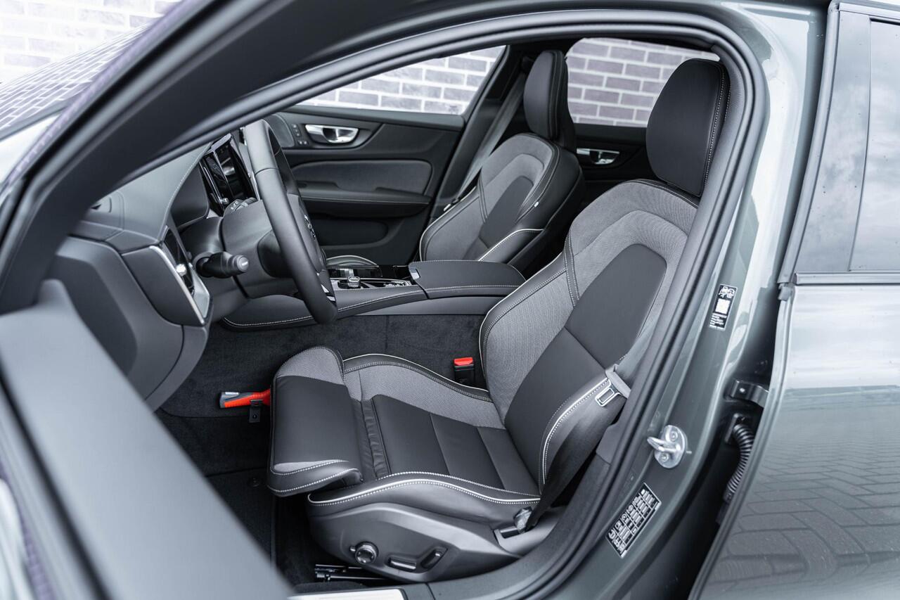 Volvo V60 T6 Plug-in hybrid AWD Ultra Dark | Google | Longe Range | Schuif-/Kanteldak | Lederen Bekleding | Head-Up Display | Getint Glas | Sportstoelen | Harman Kardon Audio | Memory | 19" LM