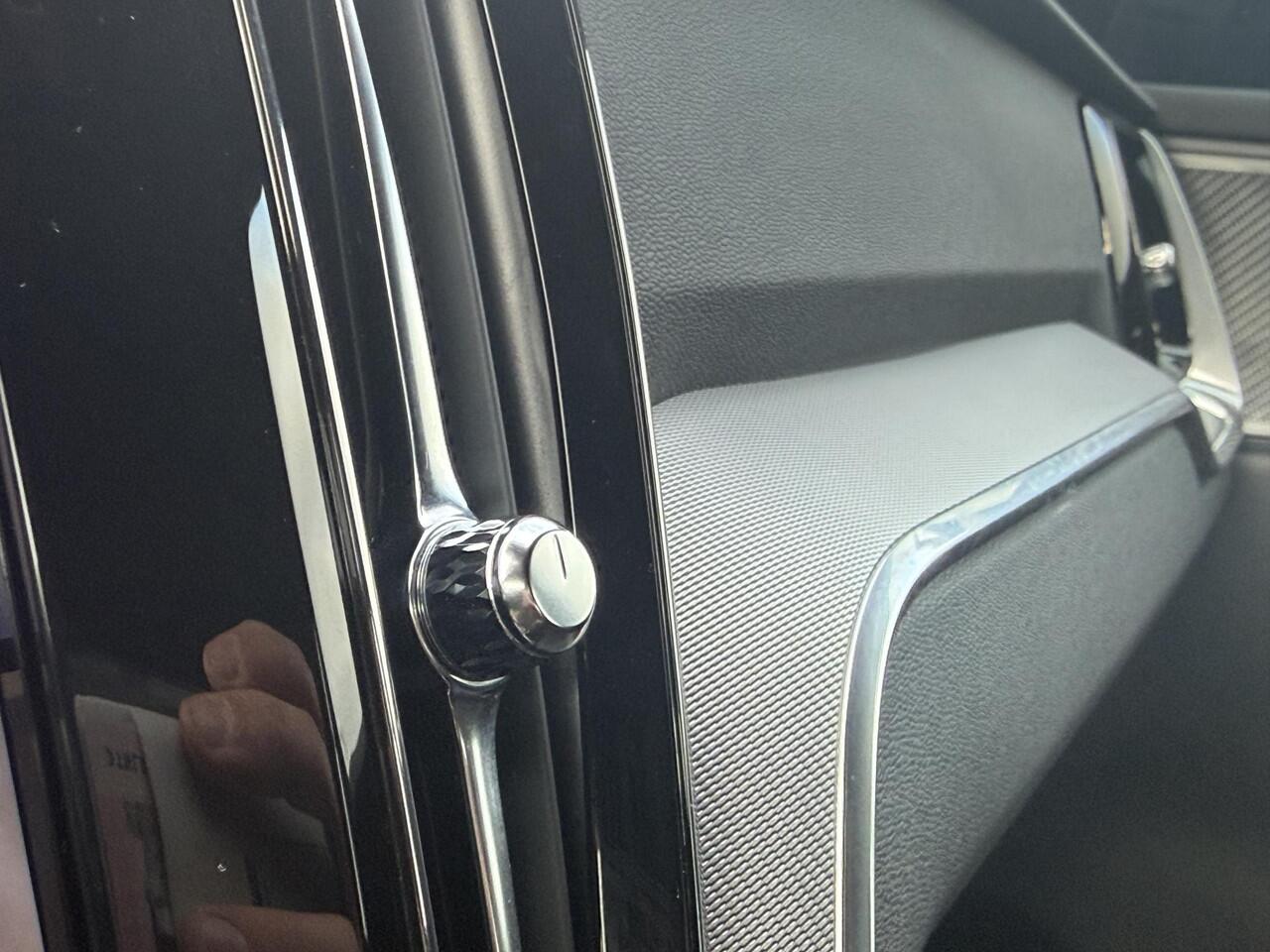 Volvo V60 2.0 T6 Plug-in hybrid AWD Plus Dark | 360° Camera | Stoel en stuurverwarming | Trekhaak | Adaptieve cruise control | Harman/Kardon audio | BLIS dodehoekdetectie |