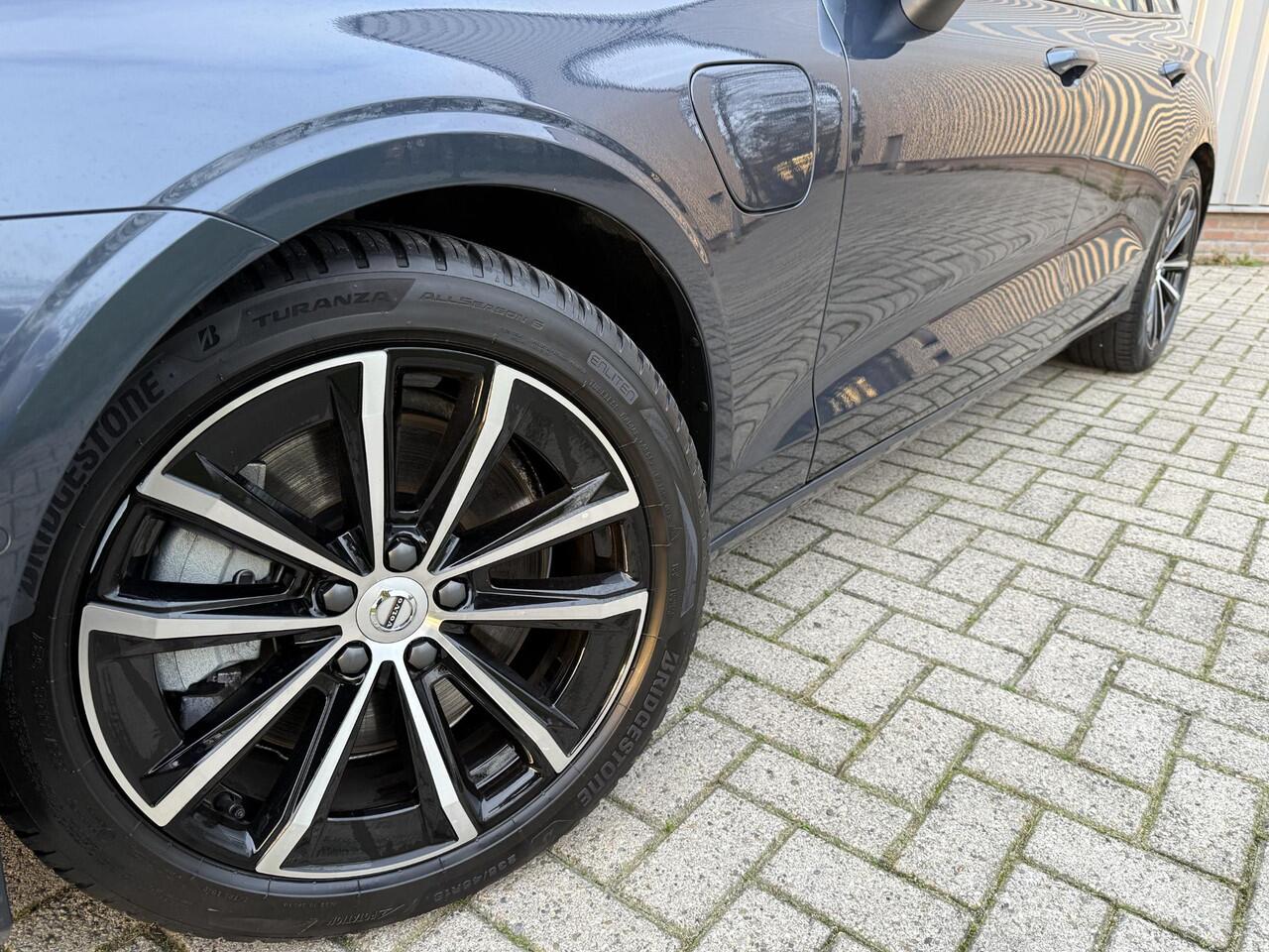 Volvo V60 2.0 T6 Plug-in hybrid AWD Plus Dark l Verwarmbare voorruit l Trekhaak l 360 Camera l