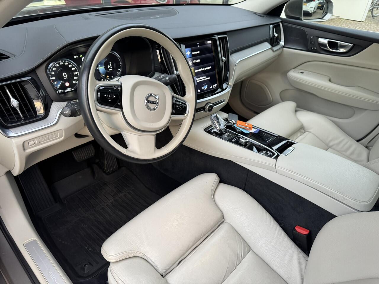 Volvo V60 2.0 T6 Recharge AWD Inscription*LED*Panorama*ACC*