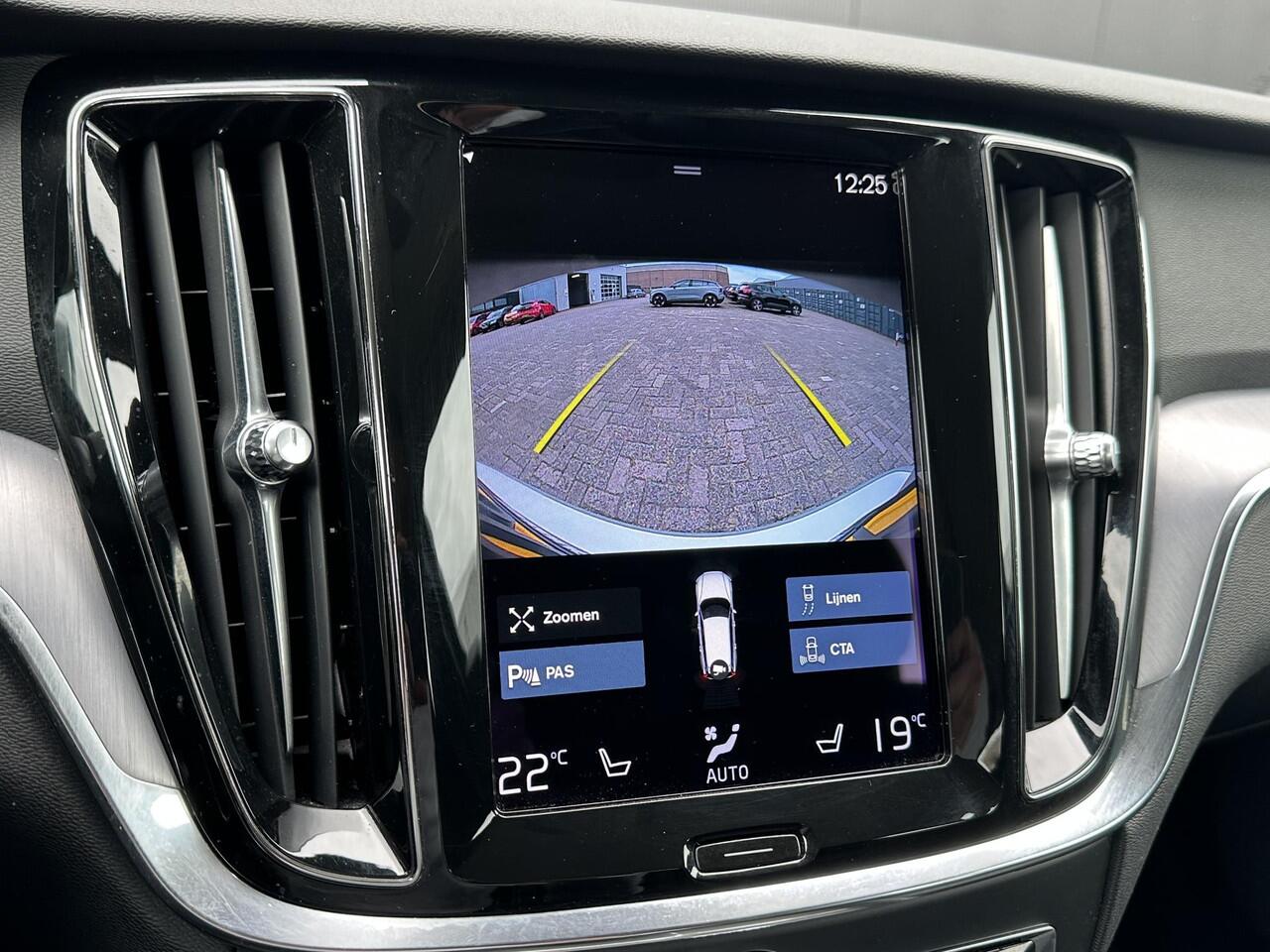 Volvo V60 2.0 B3 Momentum Advantage Adaptive Cruise / BLIS Dode hoek waarschuwing / Leer / verw. voorstoelen en stuurwiel / park assist V+A(-camera) / verw. voorruit / draadloos opladen telefoon