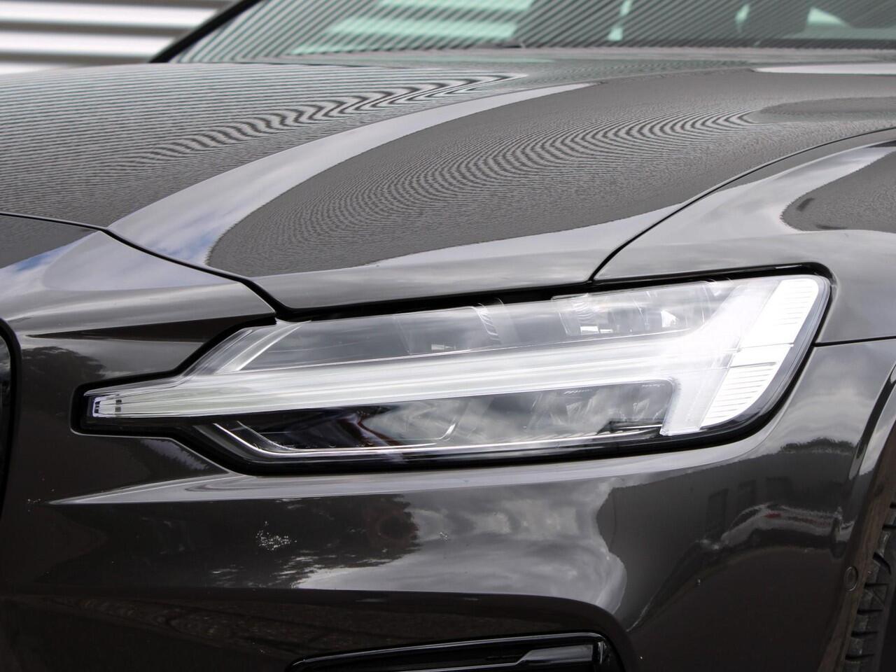 Volvo V60 2.0 T6 Plug-in hybrid AWD Plus Dark Automaat / 19" velgen / Harman Kardon / Privacy Glass / 360* camera