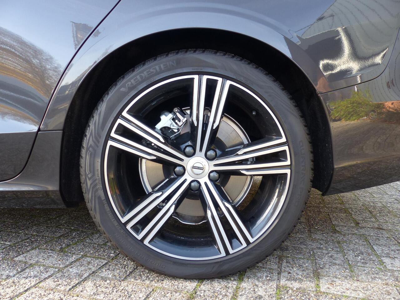 Volvo V60 T6 Plug-in hybrid AWD Plus Dark