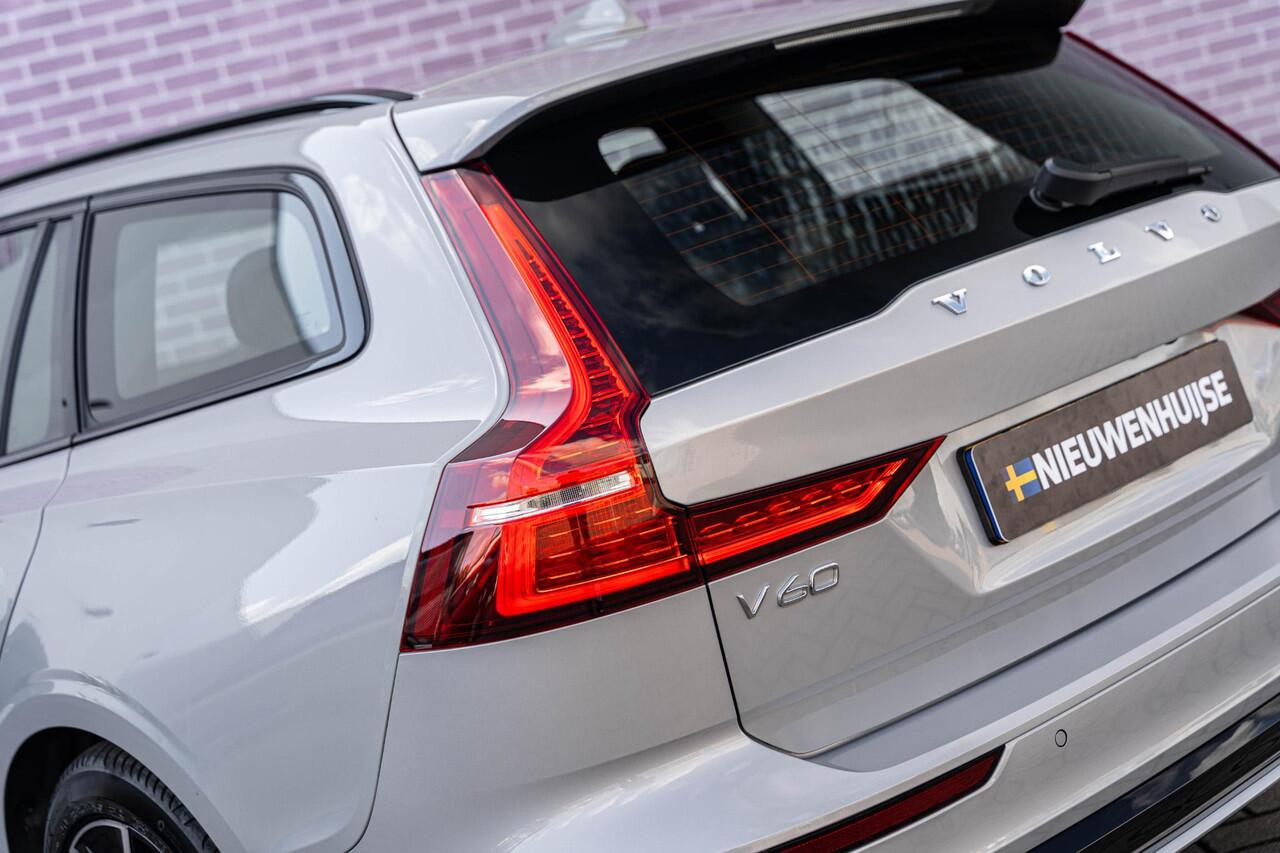 Volvo V60 2.0 T6 Plug-in hybrid AWD Plus Dark | Harman Kardon Audio | Trekhaak | Stoel- / Stuurverwarming Voor + Achter | 360 Camera | Adaptive Cruise | Long Range | Google | Carplay | Dodehoekdetectie