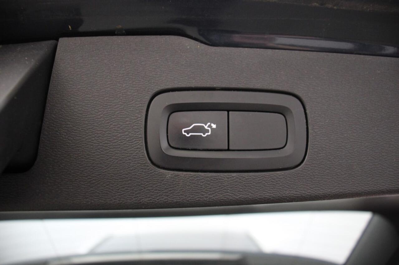 Volvo V60 2.0 T6 PHEV Twin Engine AWD Momentum Pro - Trekhaak, Leer