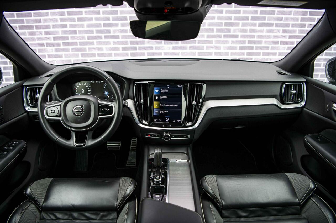 Volvo V60 2.0 B3 R-Design | Panoramadak | Parkeercamera | Parkeersensoren V + A | Adaptieve Cruise Control | Dode Hoek Detectie |