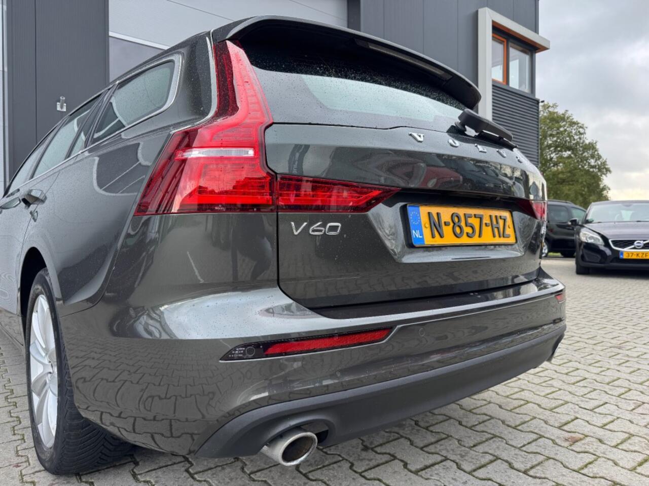 Volvo V60 2.0 B3 MOMENTUM BUSINESS / Automaat / Apple CarPlay en smartphone-integratie.