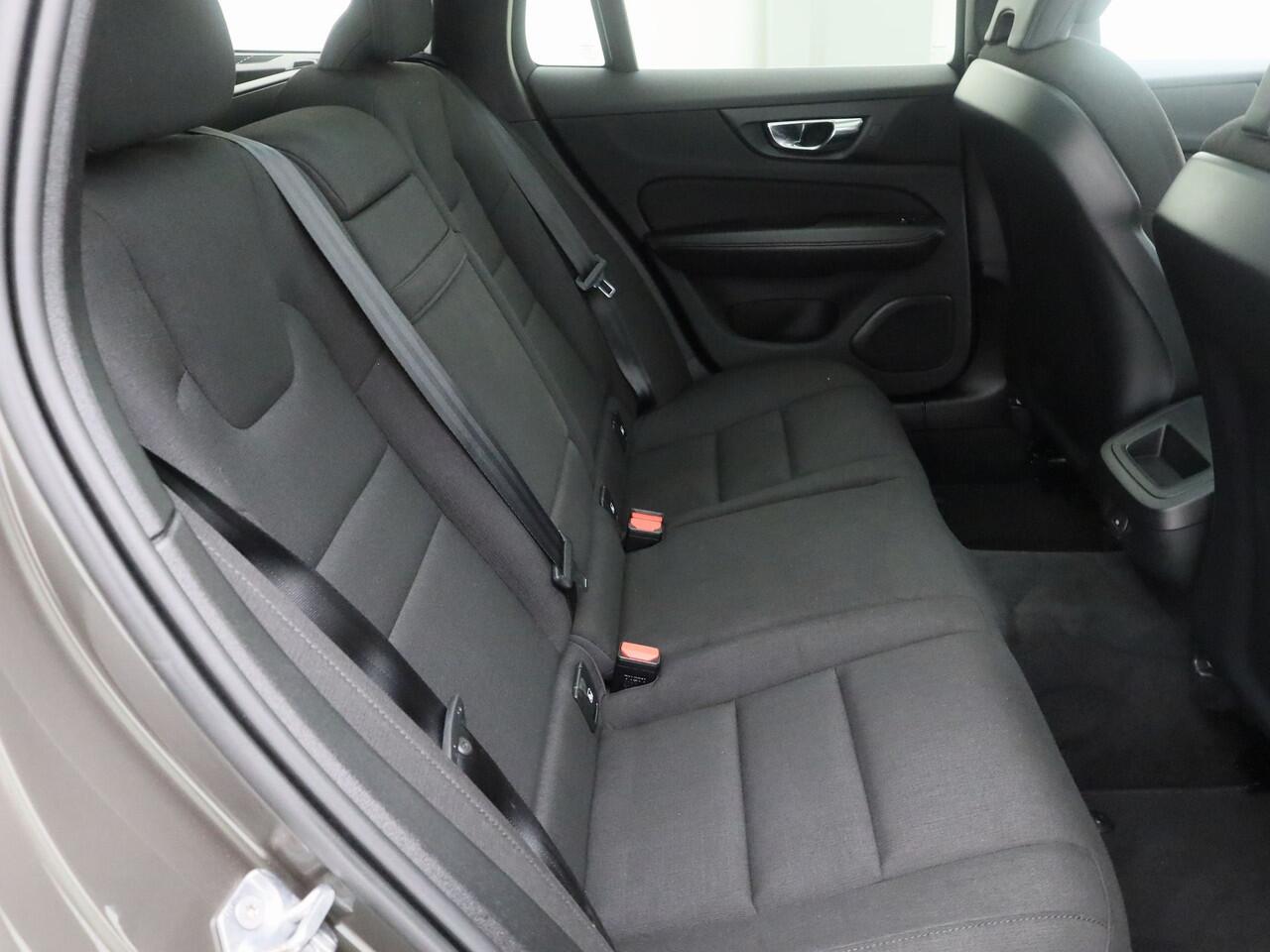 Volvo V60 2.0 B3 Momentum | PANO | CAMERA | ADAPTIVE | STOEL- EN STUURVERW. | TREKHAAK