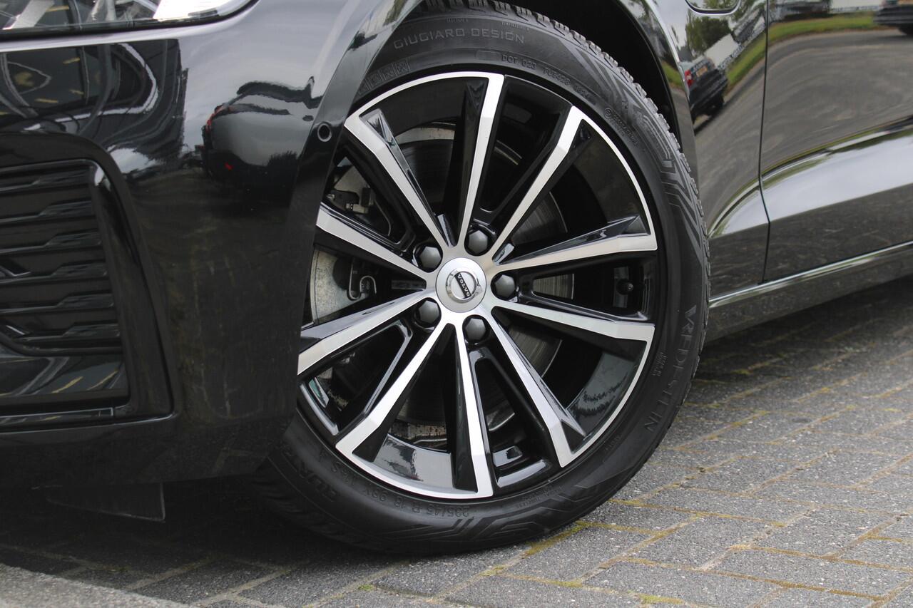 Volvo V60 T6 Plug-in hybrid AWD Plus Dark | Schuif/kanteldak | El. Trekhaak | 360 Camera | El. Stoelen met geheugen | BLIS