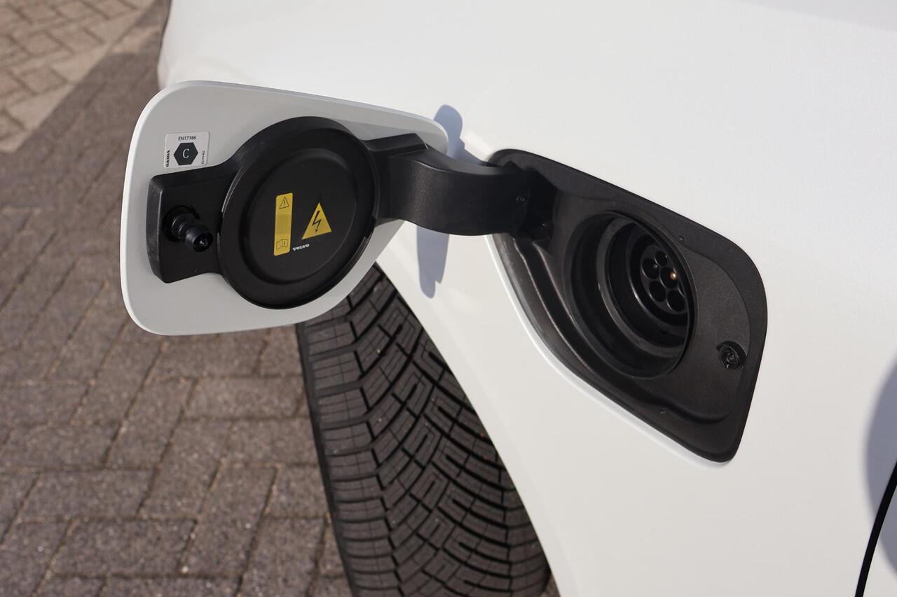 Volvo V60 2.0 T6 Plug-in hybrid AWD Ultimate Dark LONG RANGE