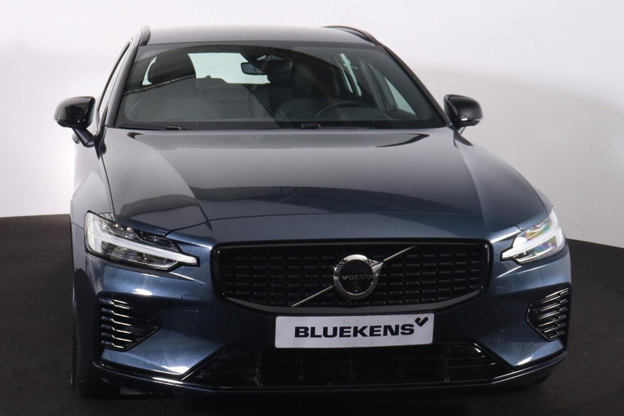Volvo V60 T6 Recharge AWD Plus Dark - Intellisafe Assist & Suround - 360° Camera - Harman/Kardon Audio - Verwarmbare voorstoelen, stuur & achterbank - Parkeersensoren voor & achter - Elektrisch verstelbare voorstoelen - Trekhaak wegklapbaar - Verwarmbare voorruit