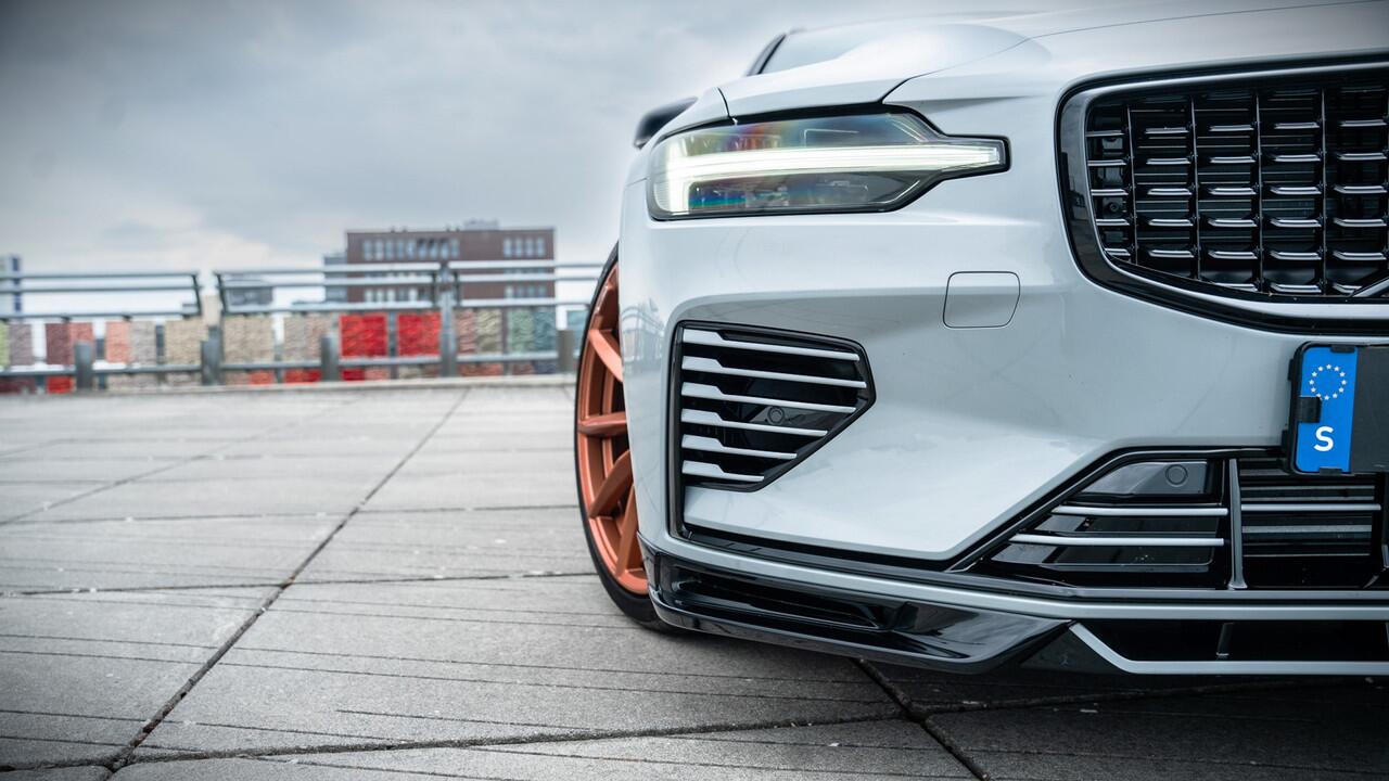 Volvo V60 T6 Plug-in hybrid AWD Plus Dark / Custom made Black Sheep uitvoering / 20" Heico matt Bronze / Heico verlaagd / Geventileerd Amber Leder /