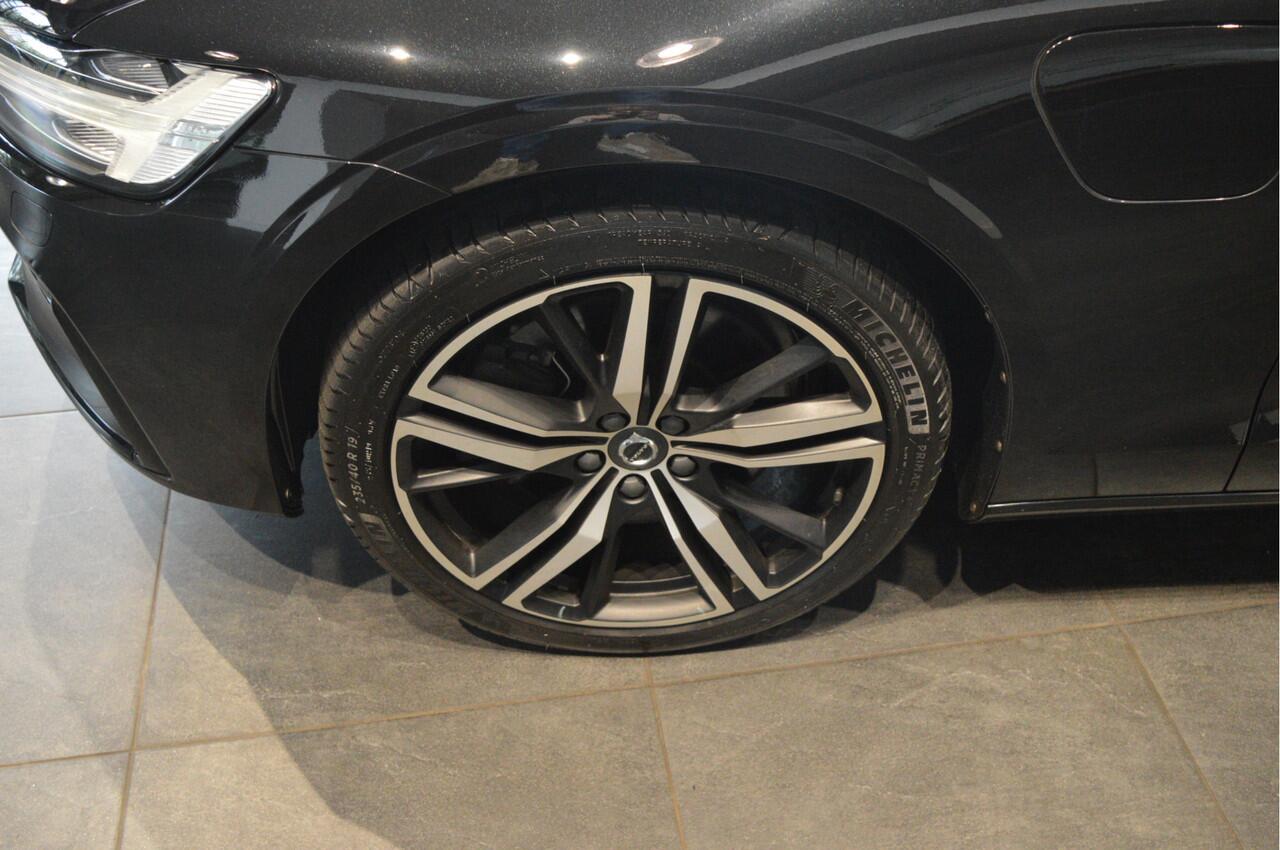 Volvo V60 2.0 T8 Plug-in hybrid AWD Plus Dark harman kardon 19 inch !!