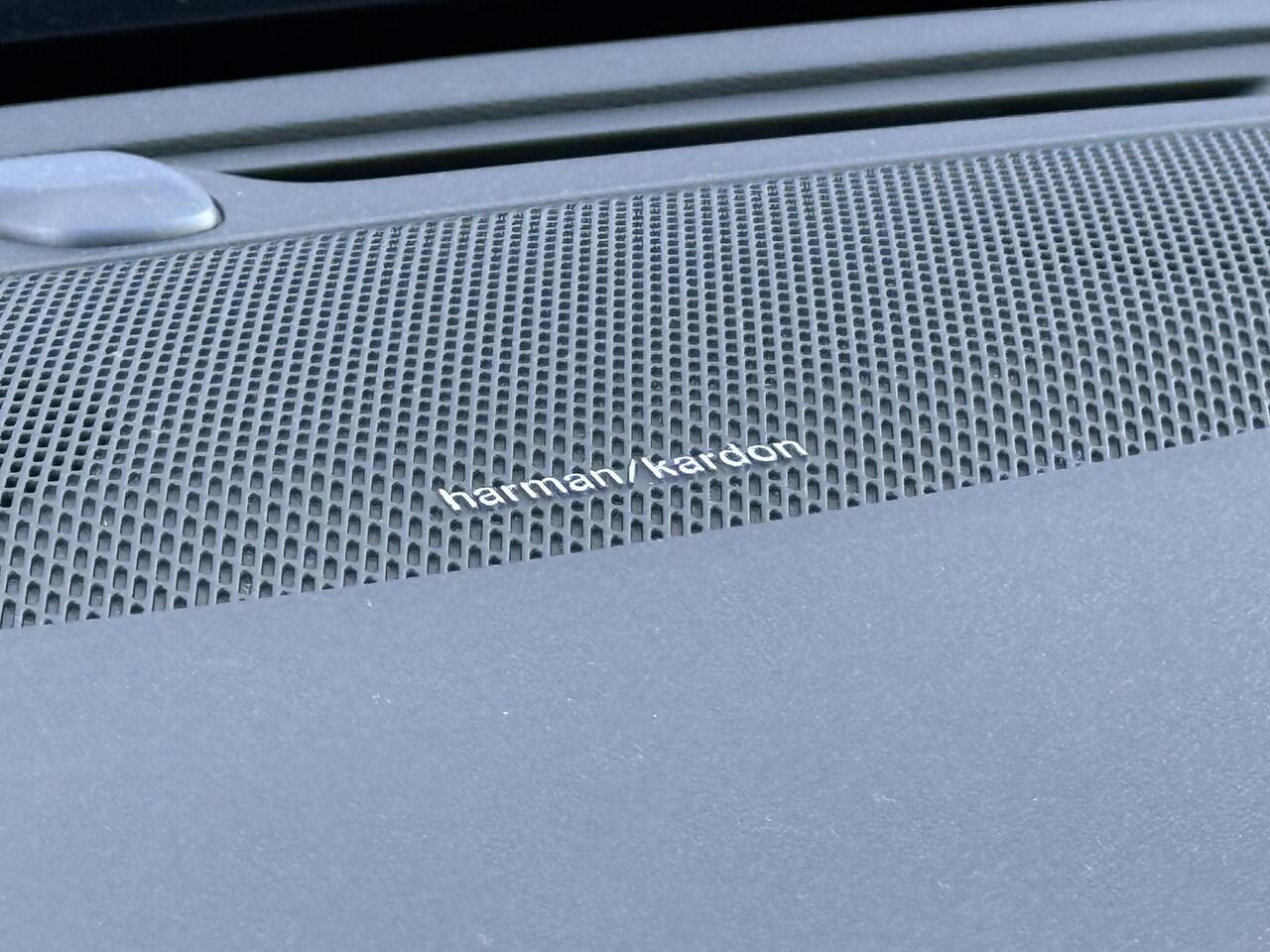 Volvo V60 2.0 T6 Plug-in hybrid AWD Plus Dark | Blond leder | Long range |19" Diamond cut velgen | Trekhaak | Harman/Kardon | Adaptieve Cruise Controle | Blis | Leder | Stoel+Stuur verwarming |