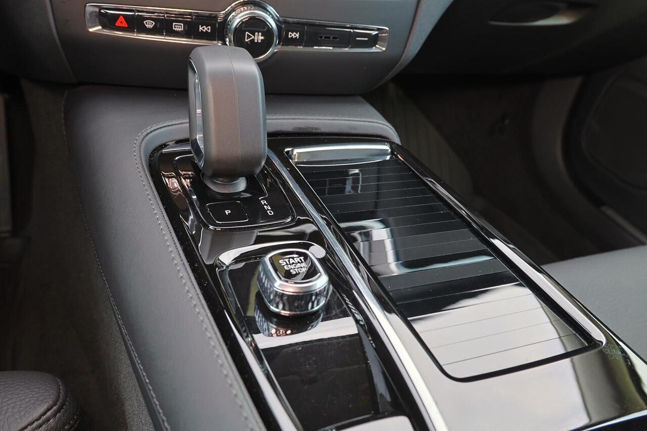 Volvo V60 T6 Recharge AWD Plus Dark - IntelliSafe Assist & Surround - 360º Camera - Harman/Kardon audio - Adaptieve LED koplampen - Verwarmde voorstoelen, stuur & achterbank - Parkeersensoren voor & achter - Elektr. bedienb. voorstoelen met geheugen - Extra getint 