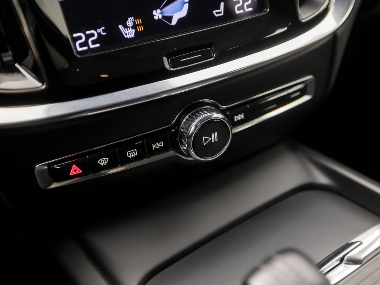 Volvo V60 2.0 B3 Sport 177Pk Automaat (APPLE CARPLAY, GROOT NAVI, HARMAN/KARDON, LEDER, STUUR/STOELVERWARMING, CAMERA, SPORTSTOELEN, GETINT GLAS, ADAPTIVE CRUISE, KEYLESS, ELEK ACHTERKLEP, NIEUWSTAAT)