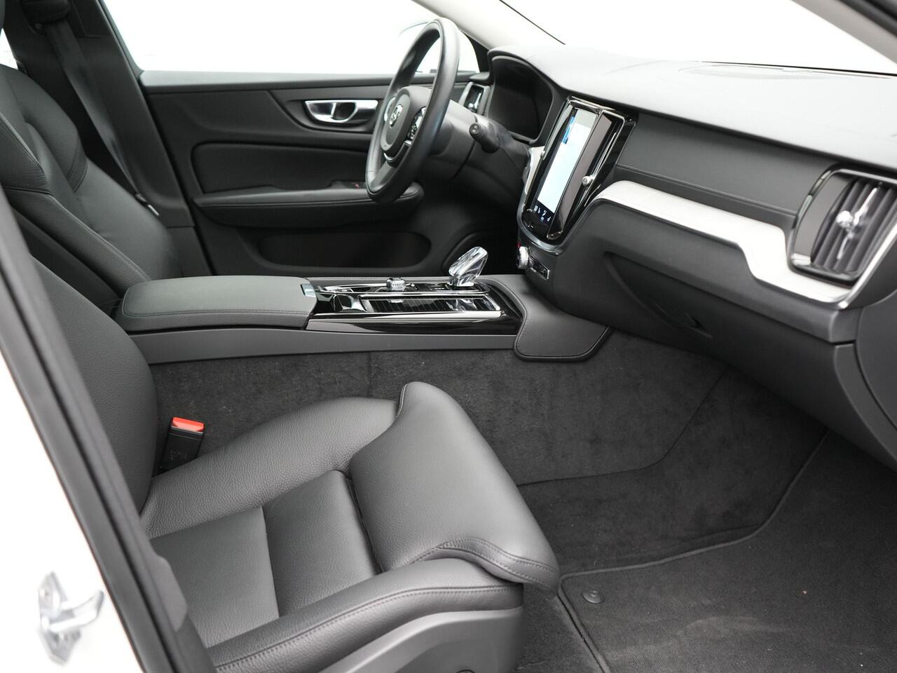 Volvo V60 T6 Recharge AWD Inscription Plug In Hybrid 33.000 KM !! Dealer O.H. PHEV | Panodak | Adaptive Cruise | Lederen Sportstoelen Memory | Trekhaak af Fabriek | Harman Kardon | Navigatie | Apple Carplay | Acam | L.M. 19" | Stoel & Stuurverwarming | DAB | Virtua