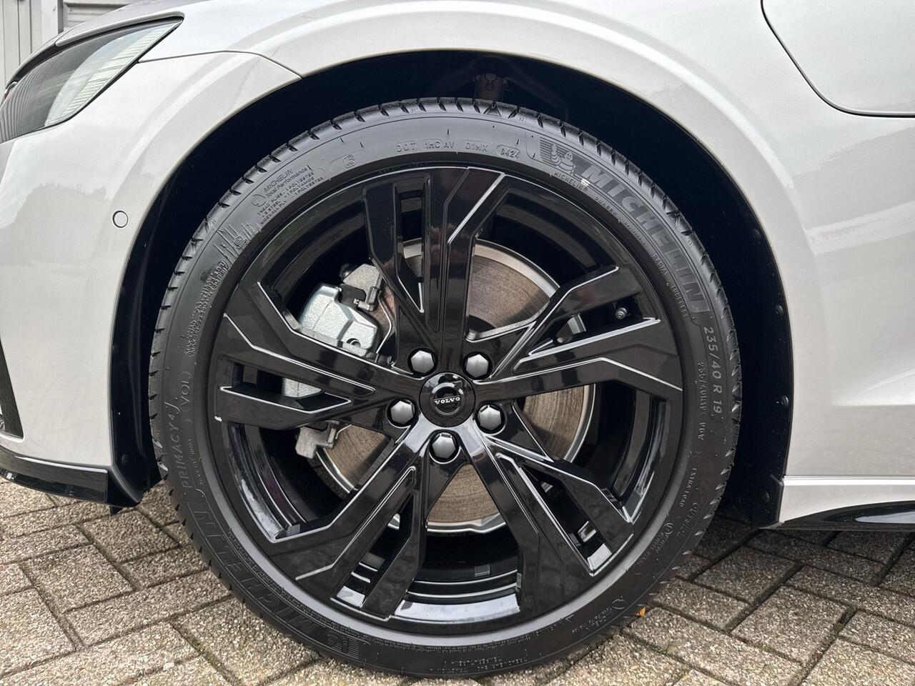 Volvo V60 T6 Plug-in hybrid AWD Ultra Dark / Custom made Black Sheep uitvoering / Exterior Styling Kit / 19" Glossy Black /