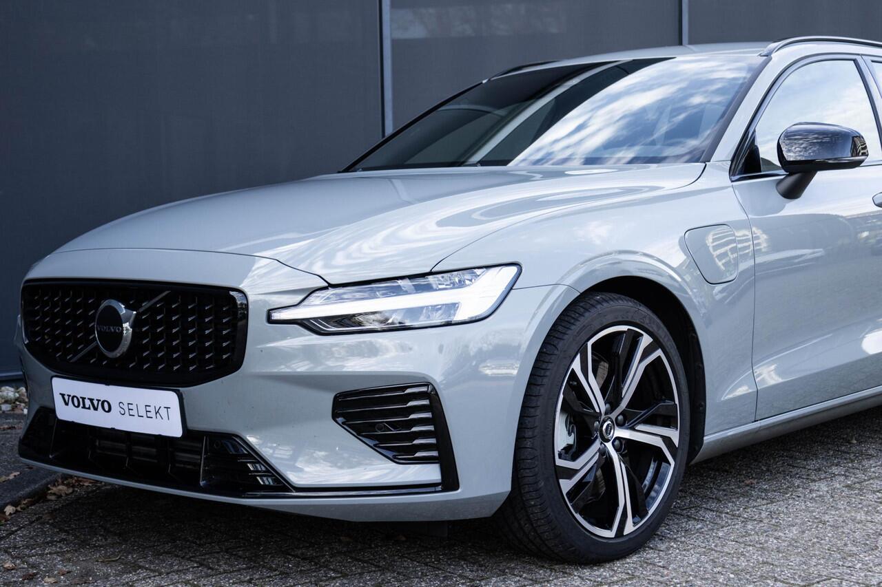 Volvo V60 T6 Plug-in hybrid AWD Plus Dark | Verwarmbare voorstoelen | Verwarmbaar stuurwiel | Verwarmbare achterbank | Charcoal Sportleder | Zwarte hemel | 19 inch Lichtmetalen velgen | Parkeercamera | Elektrische verstelbare voorstoelen met geheugen | Premium audi