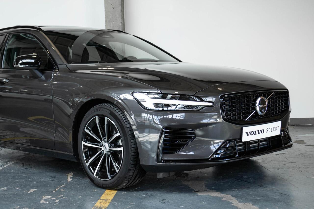 Volvo V60 T8 Plug-in hybrid AWD Ultra Bright | Head-up display | Adaptieve Cruise Control met Pilot Assist | Premium audio by Bowers & Wilkins | Elektrisch bedienbaar panoramisch schuif/-kanteldak | Elektrische voorstoelen met geheugen | 360° Parkeercamera | Park A