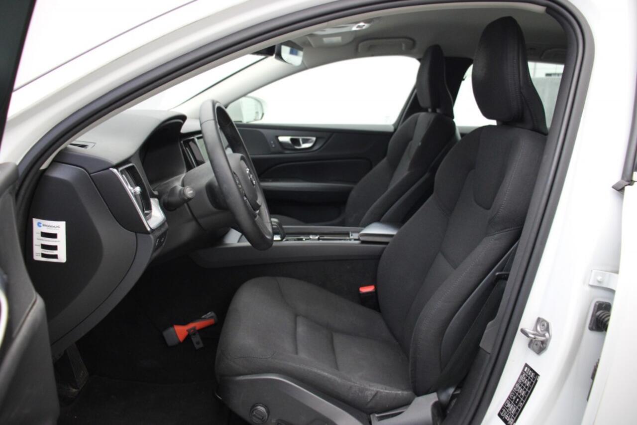 Volvo V60 2.0 B3 Momentum Business Automaat - Carplay, Digital Cockpit