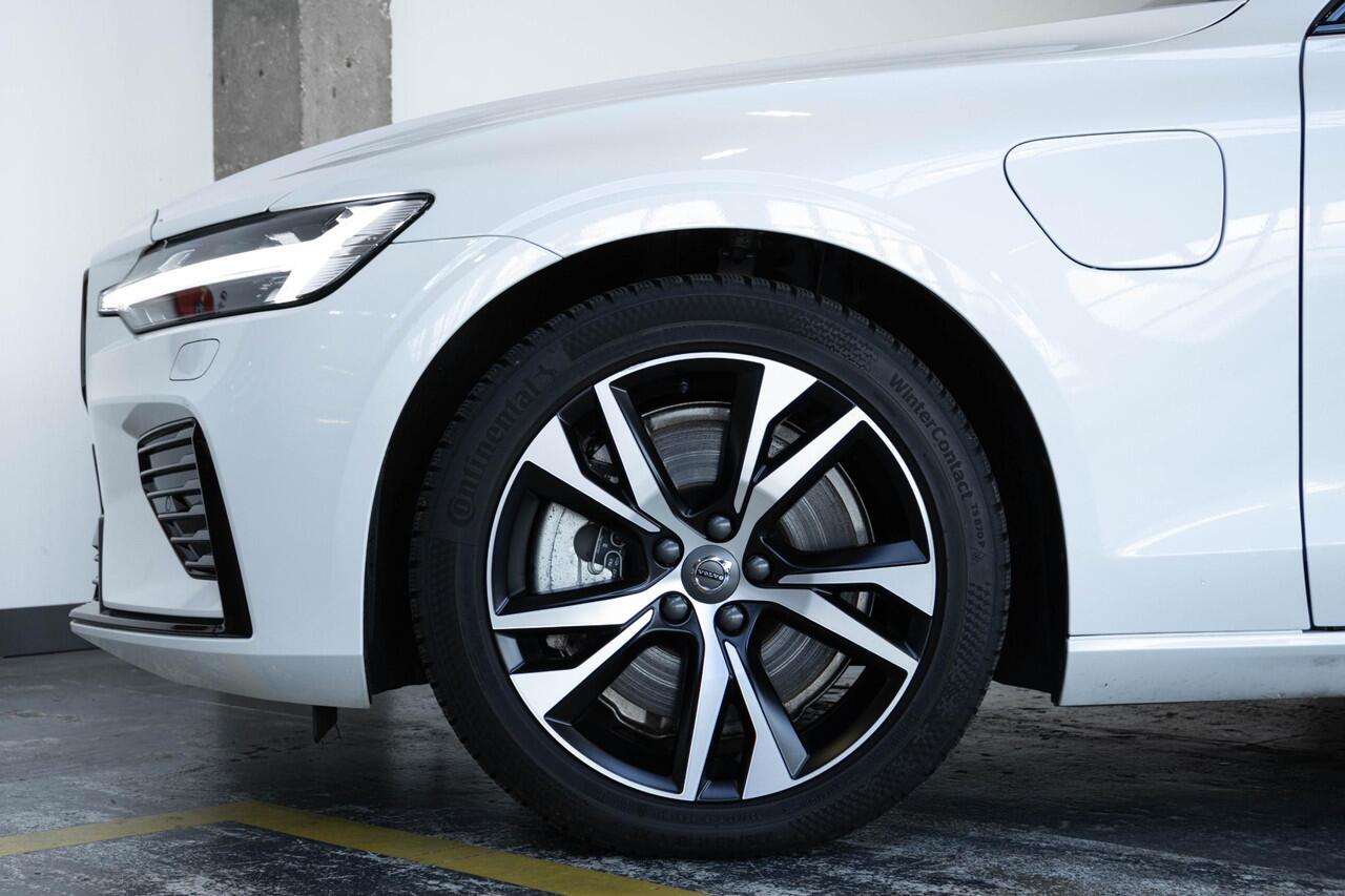 Volvo V60 T6 Automaat Plug-in hybrid AWD Ultra Dark | Panoramadak | Harman Kardon Premium Audio | Lederen bekleding | Parkeercamera | Google Infotainment | Stoelverwarming | Stuurwielverwarming | Semi-Elektrische inklapbare trekhaak