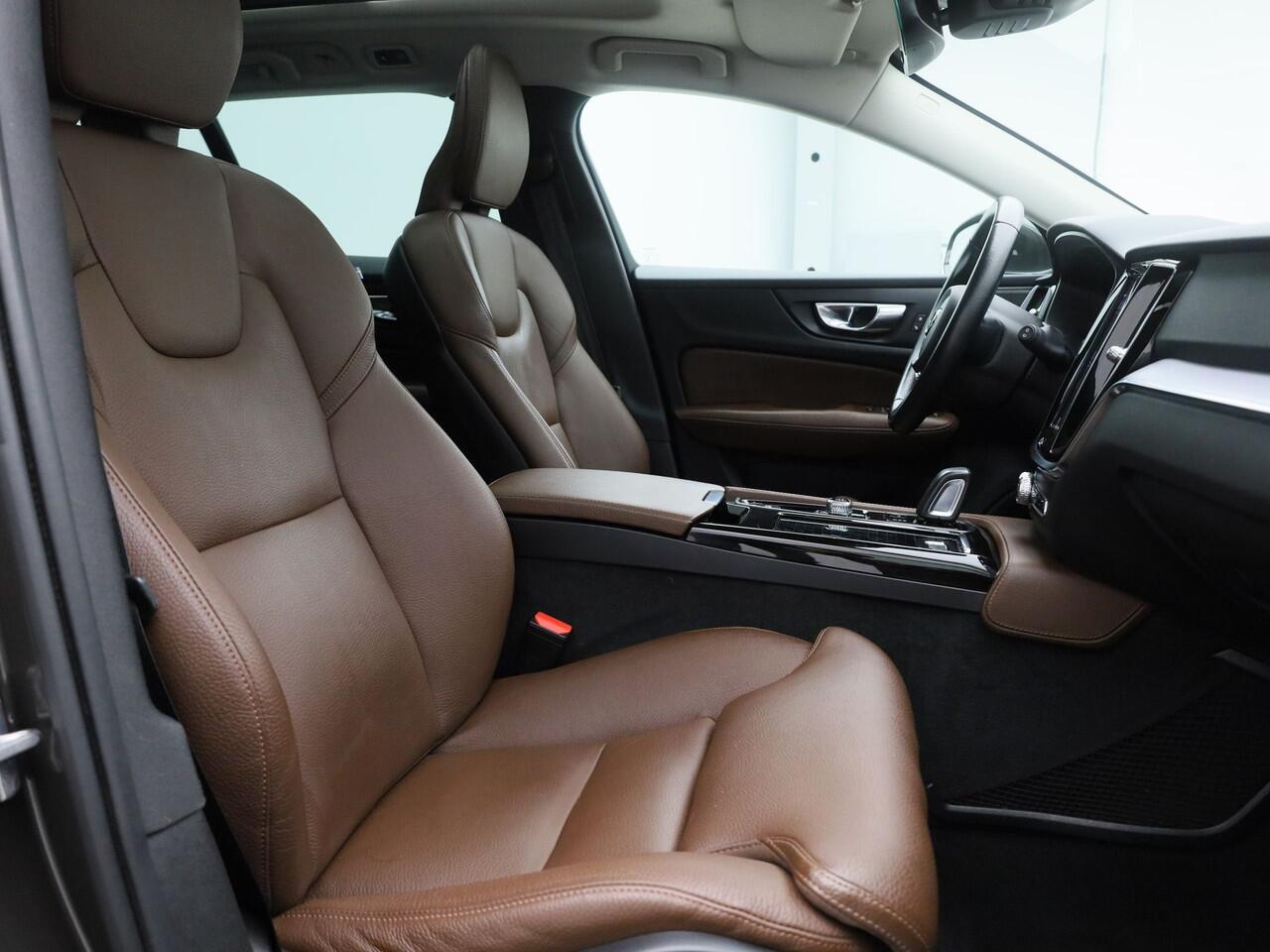 Volvo V60 2.0 T8 Twin Engine AWD Momentum | PANO | CAMERA | ADAPTIVE | H&K | KEYLESS