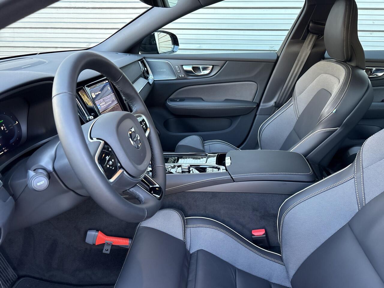 Volvo V60 2.0 T6 Plug-in hybrid AWD Plus Dark / 360° Camera / Blis / Harman Kardon Premium /