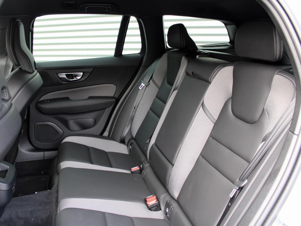 Volvo V60 T6 AWD Plug-in hybrid Plus Dark Automaat / Panoramadak / Trekhaak / 360* camera / Harman Kardon audio / Google Maps