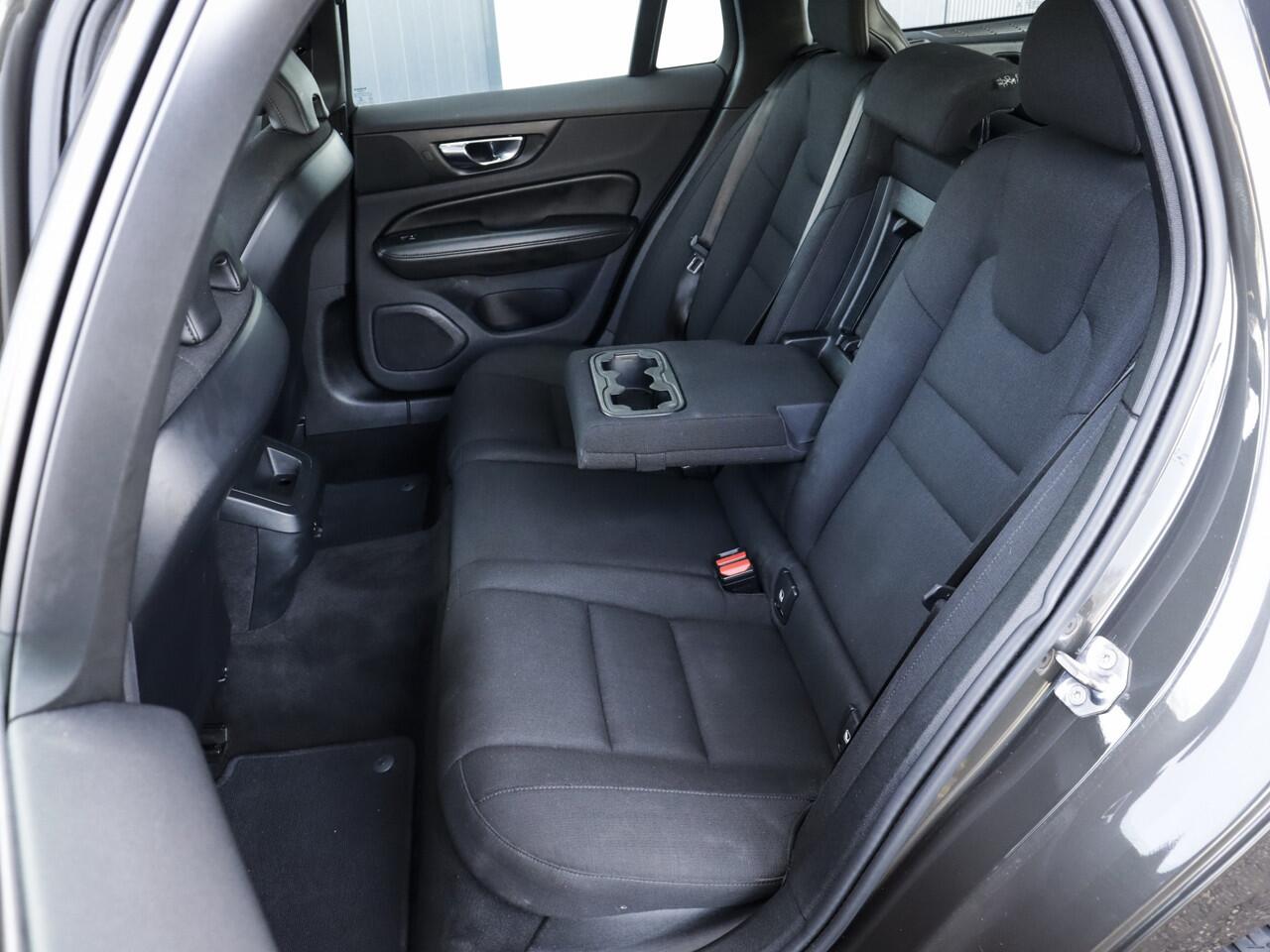 Volvo V60 2.0 B4 Momentum Business 2e-Eig. & Keurig-Onderh. BOVAG-Garantie. NL-Auto.