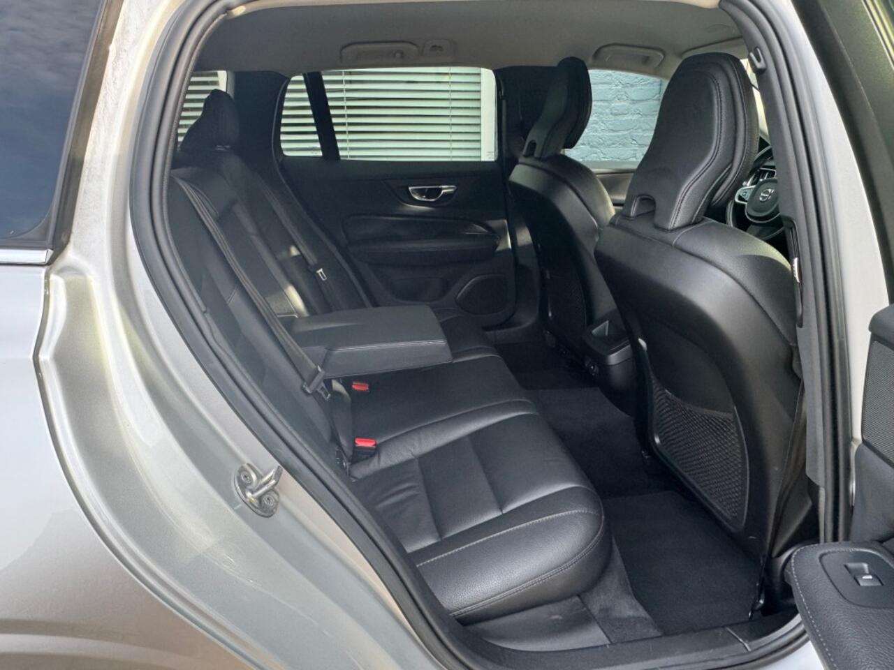 Volvo V60 2.0 B3 Autom. Inscription + Camera. + Leder + 18 inch Lmv - Full options 2022!