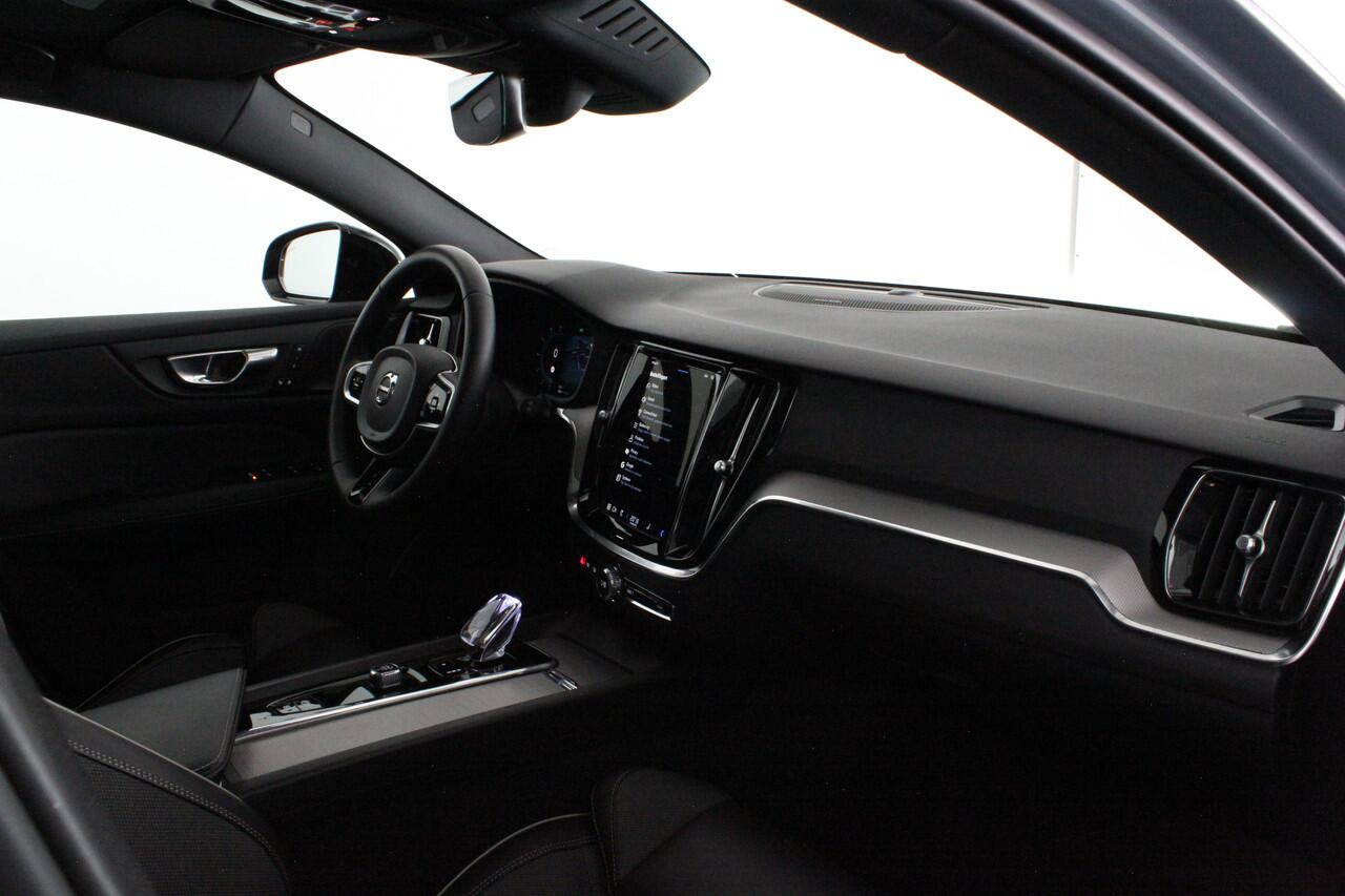 Volvo V60 2.0 B3 Plus Dark > Standkachel/Pano.schuif/Trekhaak/360 camera/Harman Kardon