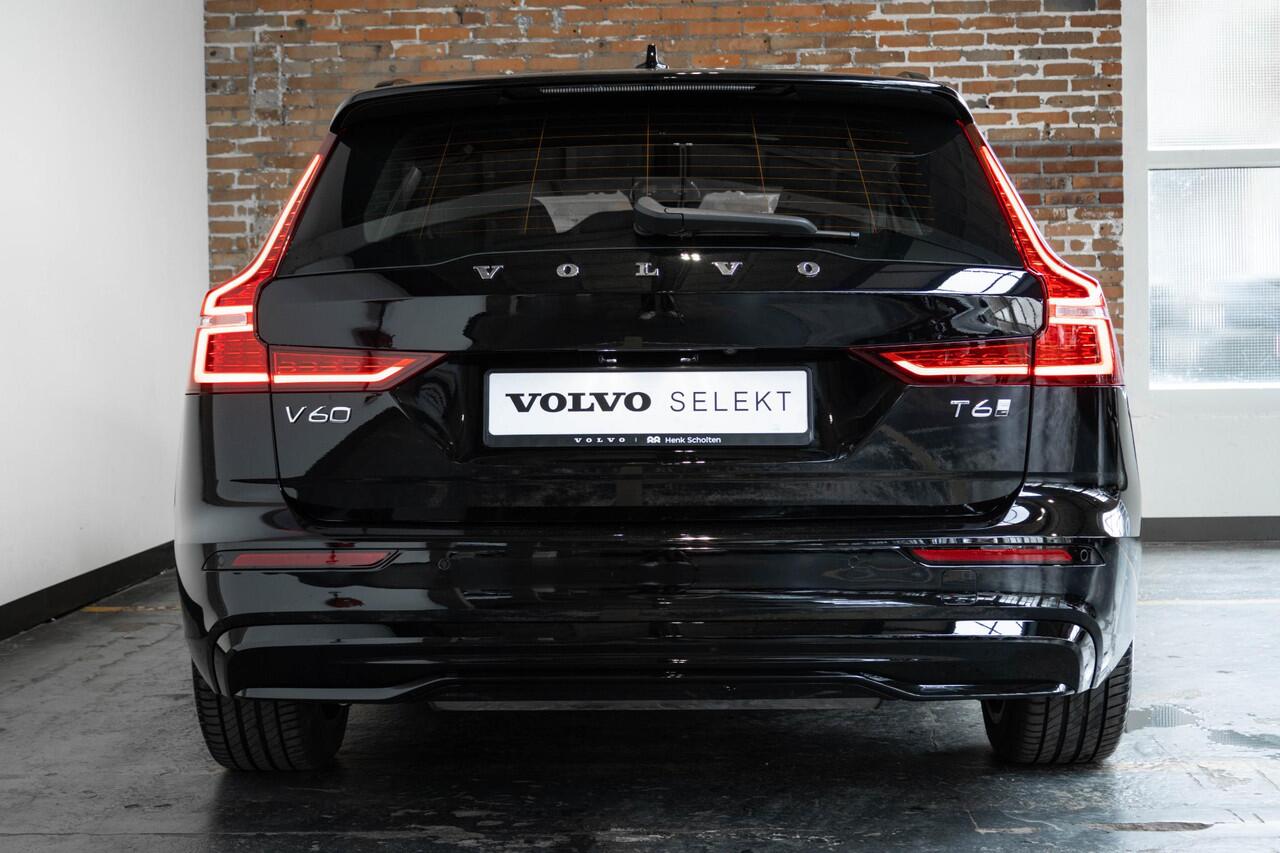 Volvo V60 T6 Plug-in hybrid AWD Plus Dark | Adaptive Cruise Control | 360° Parkeercamera | BLIS | Stoelverwarming | Stuurwielverwarming | Wegklapbare trekhaak | Harman Kardon Premium Audio | Google infotainment
