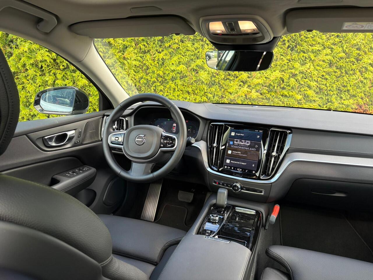Volvo V60 T8 Plug-in hybrid AWD Ultra Dark | Trekhaak | Panoramadak | Stoel + stuurverwarming | Harman/Kardon |