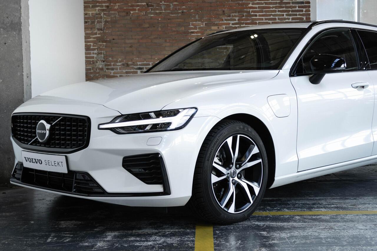 Volvo V60 T6 Automaat Plug-in hybrid AWD Ultra Dark | Panoramadak | Harman Kardon Premium Audio | Lederen bekleding | Parkeercamera | Google Infotainment | Stoelverwarming | Stuurwielverwarming | Semi-Elektrische inklapbare trekhaak